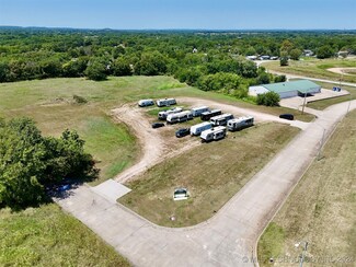 200 Holiday Ln, Locust Grove, OK 74352