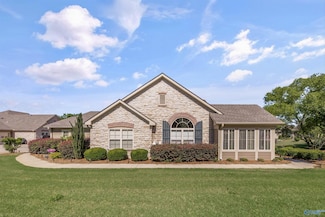 76 Laurel Ln SE, Brownsboro, AL 35741