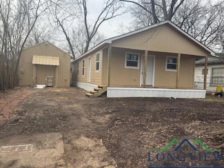 211 W Maple Ave, Gladewater, TX 75647