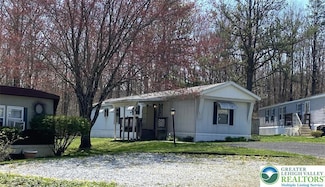 206 Creekside Manor Dr, Lehighton, PA 18235