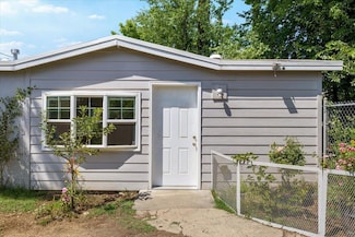 124 S Columbus Ave, Medford, OR 97501