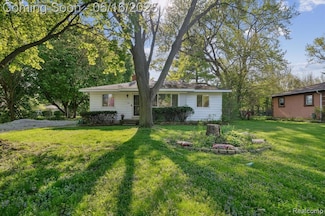 1247 Orchid St, Waterford, MI 48328