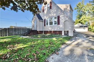 1527 E 298th St, Wickliffe, OH 44092