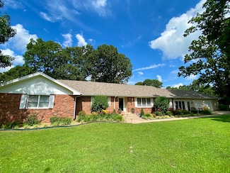 1605 S Park Ave, Aurora, MO 65605