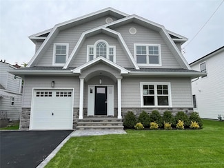 228 Latham Rd, Mineola, NY 11501