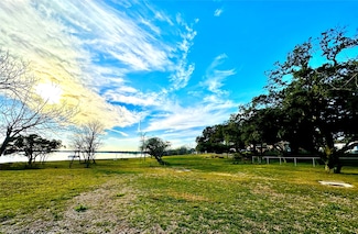 206 S 6th St, Highlands, TX 77562
