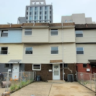 10 Saddlewood Ct, Jersey City, NJ 07302