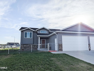 3910 Amari Loop NW, Mandan, ND 58554