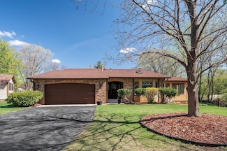 485 MacKubin Cir, Saint Paul, MN 55126