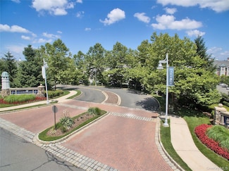 14 Harbor Pointe Dr, Haverstraw, NY 10927