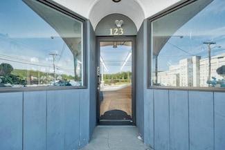 123 Main St, Somersworth, NH 03878