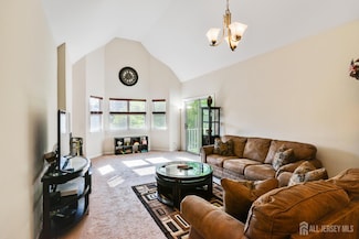 28 Kensington Dr, Piscataway, NJ 08854