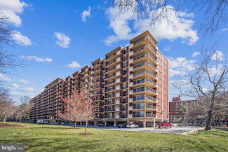 1300 Army Navy Dr Unit 810, Arlington, VA 22202