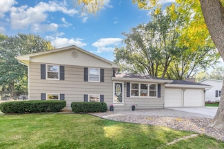 1749 Lamplight Dr, Woodbury, MN 55125