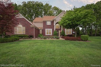 13802 Forest Ridge Cir, South Lyon, MI 48178