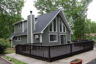 150 Lookout Dr, Hawley, PA 18428