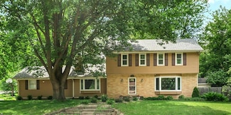 636 47th St, West Des Moines, IA 50265