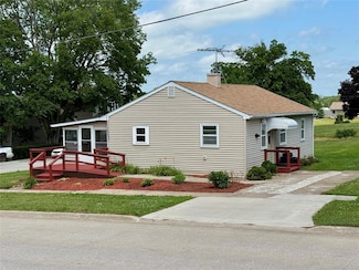 203 N Mill St, North English, IA 52316