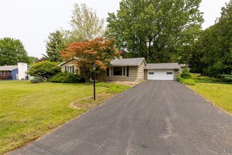 215 Burlington Dr, Manlius, NY 13104
