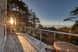 16 Koala Ln, Pacific Beach, WA 98571