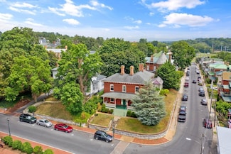 33 S Market St, Staunton, VA 24401