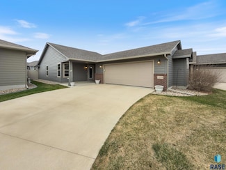 1209 S Wheatland Ave, Sioux Falls, SD 57106