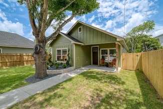 815 Fir Ln, Lockhart, TX 78644