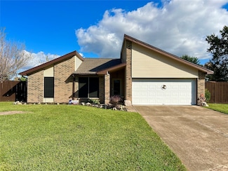 104 Trail Ride Rd, Angleton, TX 77515