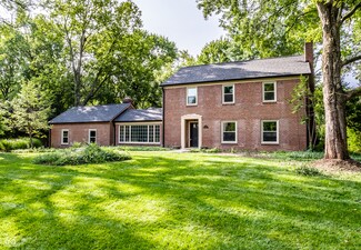 565 W 77th St, Meridian Hills, IN 46260