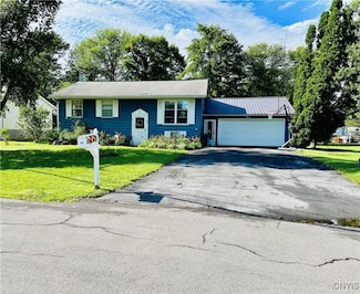 402 Fay Ln, Minoa, NY 13116