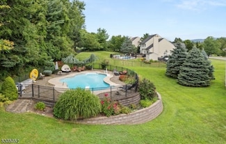 14 Barn Swallow Ct, Stewartsville, NJ 08886
