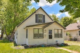 2825 Maple St, Des Moines, IA 50317