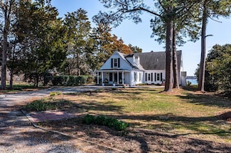 289 King Carter Ln, Weems, VA 22576
