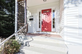 208 Hunnewell St, Needham Heights, MA 02494