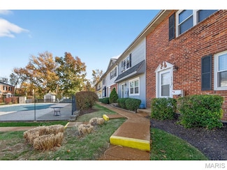 2550 Grayland Walk, Saint Louis, MO 63129