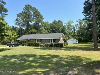 13500 Oakwood Dr, Laurinburg, NC 28352