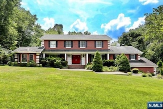 14 Ranch Rd, Upper Saddle River, NJ 07458