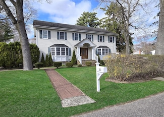 283 Elizabeth Ave, Holbrook, NY 11741