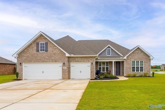 32 Yorkshire Ln, Decatur, AL 35603