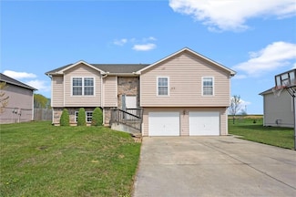 961 N Hickory Dr, Tonganoxie, KS 66086