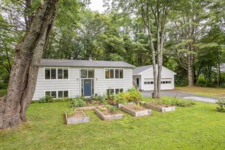 4 Abenaki Dr, Topsham, ME 04086