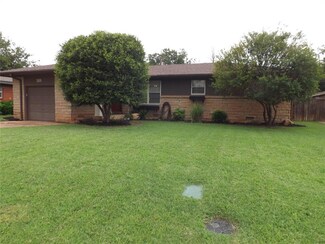 319 Cameron Dr, Altus, OK 73521