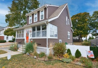 3 Summer St, Wakefield, MA 01880