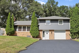 325 Quaker Ln N, Plymouth, MN 55441