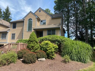 2172 Oak Hill Dr, Canadensis, PA 18325