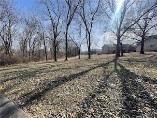 8200 Chas Cir, Pleasant Valley, MO 64068