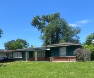 5707 Lyndhurst Dr, Houston, TX 77033