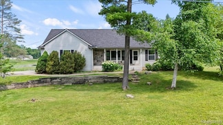 145 Huff Lake Ct, Ortonville, MI 48462