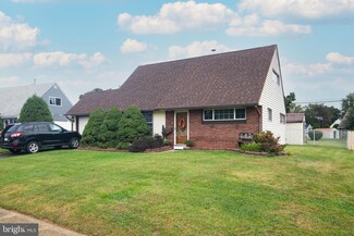 42 Crestwood Rd, Levittown, PA 19057