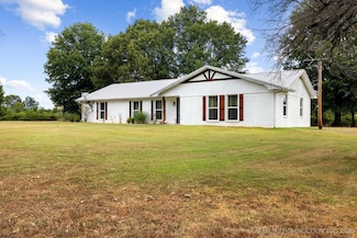 1131 N 4242 Rd, Hugo, OK 74743